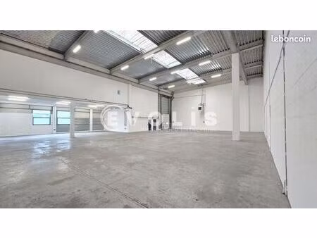 local d'activité 932 m²