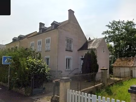 maison de ville (clôturée avec cour jardin dépendance et rivière)