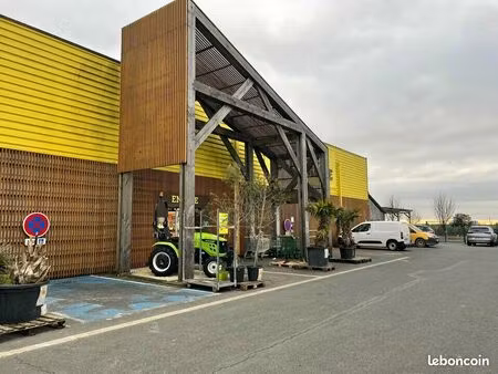 local commercial 3800 m² echire