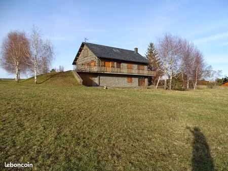 grande villa en pierre avec vue imprenable