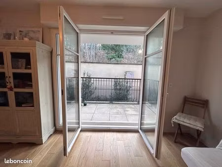 studio spacieux au calme avec vue forêt