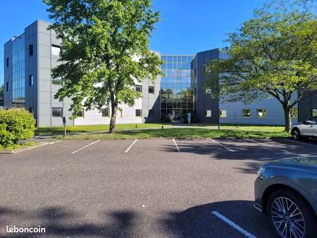 deux bureaux meublés avec toutes les prestations incluses