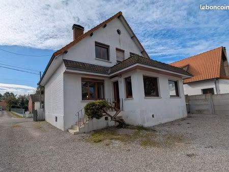 maison individuelle avec potentiel et vaste espace de stockage