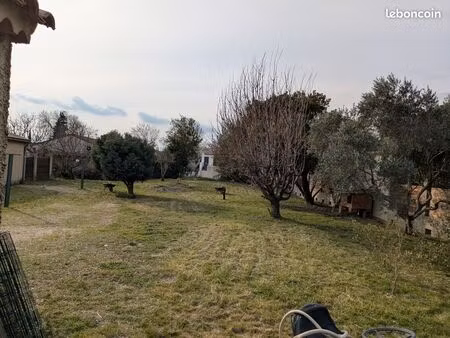 terrain non viabilisé au fond d'une impasse