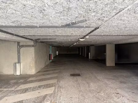 place de parking sous immeuble