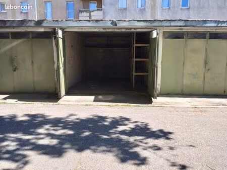 garage  square saint françois  300m portail magnanen
