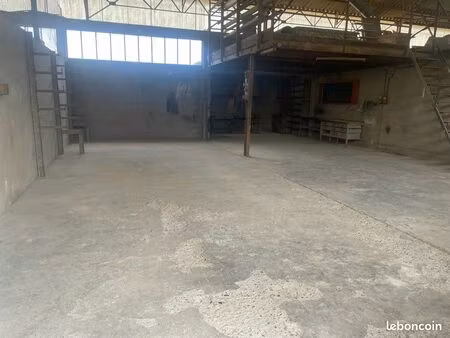 grand hangar pour stockage