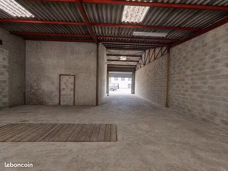 hangar local avec fosse et accès poids lourd