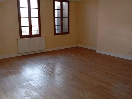 niort centre – t3 62 m² (67 m² au sol) – grande pièce de vie rénovée – cave