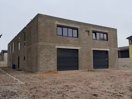 entrepôt neuf 200 m² + étage aménagé 95 m²