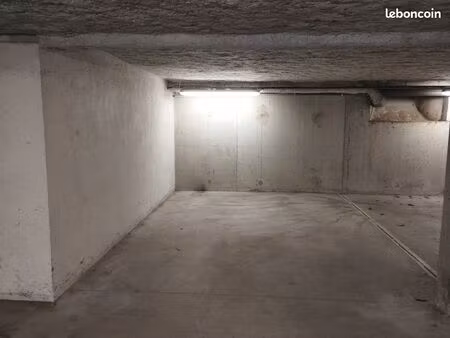 grande place dans parking sous terrain