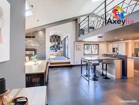 loft/atelier/surface 8 pièces 171 m²