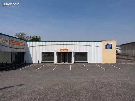 bâtiment commercial divisible à louer – 200 à 650 m²