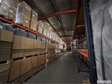 à louer à tullins bâtiment de stockage avec racks  offrant 1 200 m²