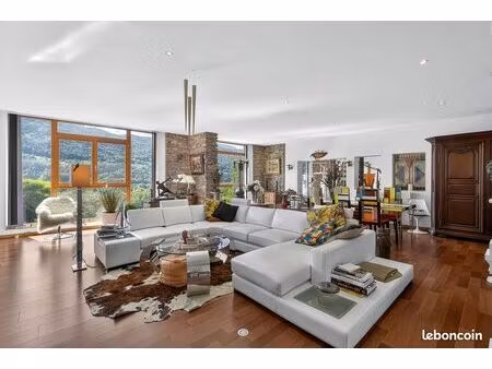 maison 8 pièces 217 m²