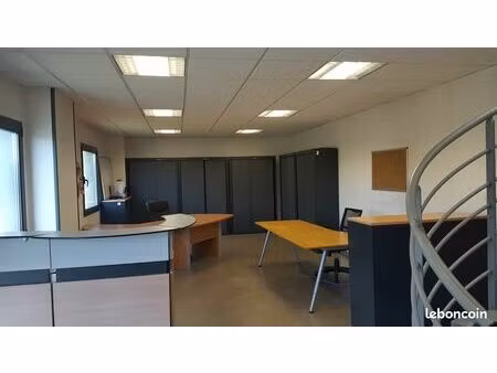 bureaux et dépôt proche a1