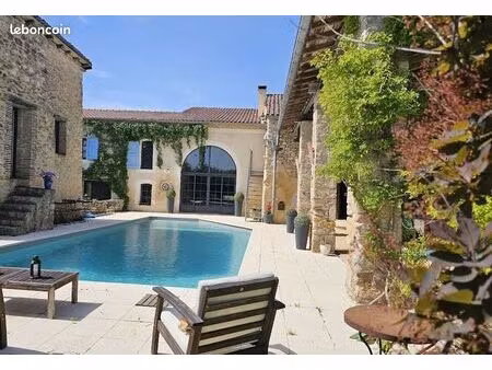 ? ? ferme rénovée : 7 chambres  piscine  pigeonnier aménagé et 1 hectare de nature à 45 mi