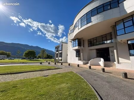 location bureau lumineux face au lac
