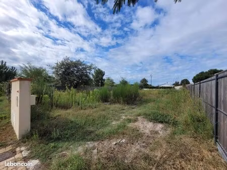 terrain 325 m² ares