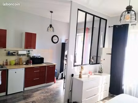 beau studio meuble ttc au calme face à l'uco