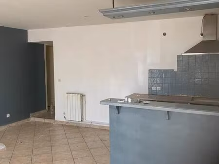 appartement de type 3 au 1er étage sans ascenseur proche église
