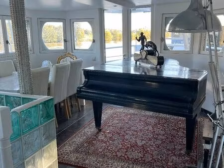 péniche habitable 230 m² aménagés sur 2 niveaux