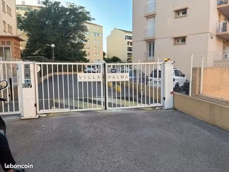 parking/ box fermé hyeres