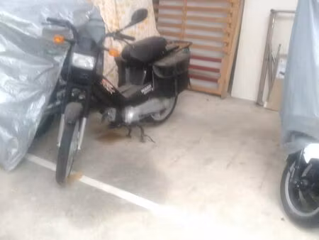 emplacement moto dans garage sécurisé