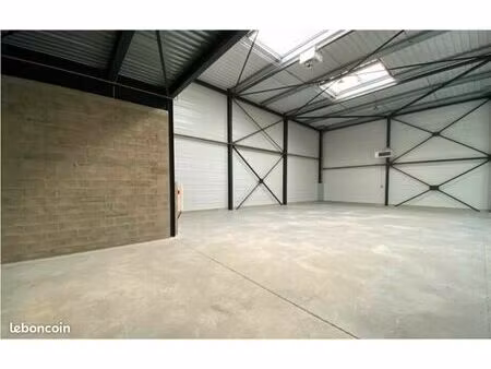 local d'activite 2524 m² persan