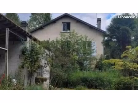 maison de 115m2 au sol près de 100m2 + dépendances de 60m2 sur un terrain de 4000m2 dont u