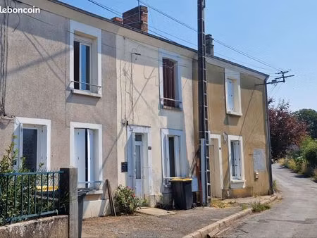 maison avec 2 chambres et 1 cours