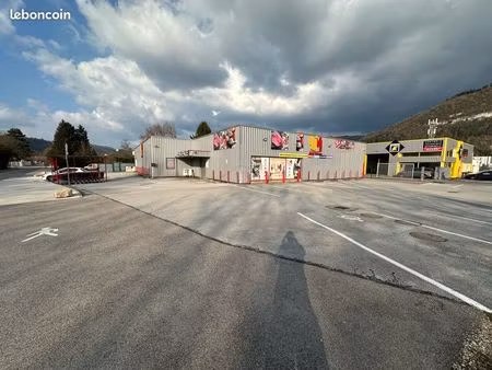 local commercial / bâtiment professionnel 850 m² à louer – montréal-la-cluse