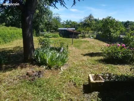 grande maison dans un petit village tranquille