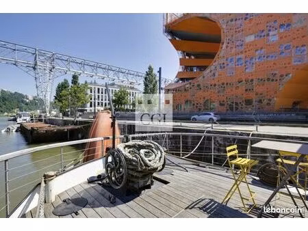 des bureaux d’exception sur une péniche à lyon confluence