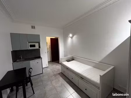studio confortable courbevoie  disponible  dossiers complets uniquement