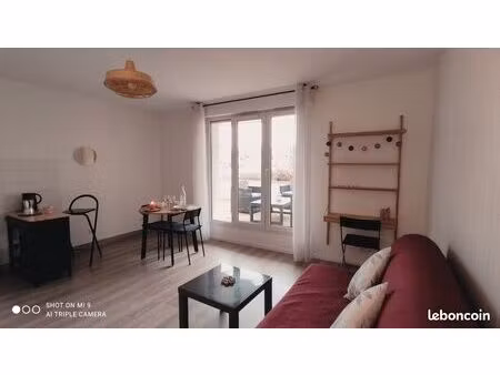 studio meublé lumineux avec grande terrasse sans vis à vis