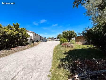 local 885 m² deyme