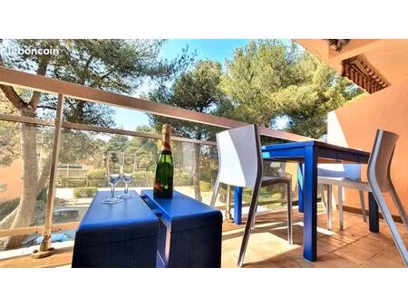 location à l’année : studio 26 m2 meublé classé 3 * + terrasse + parking privé  au calme  
