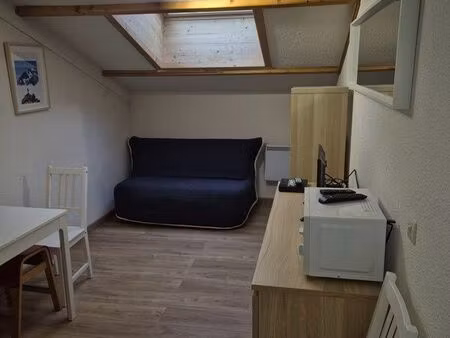 location studio avec une chambre