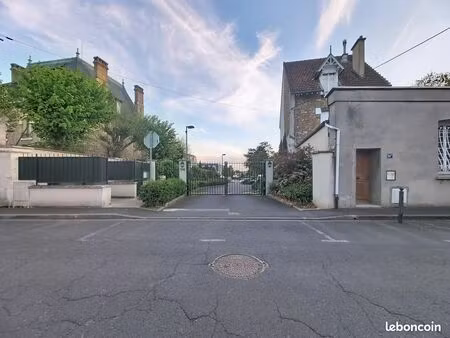 parking en sous sol dans résidence sécurisée