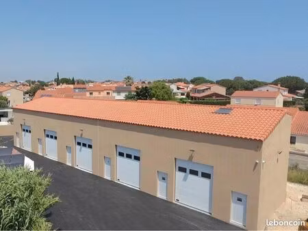 box / hangar / entrepôt