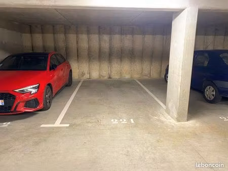 garage/ sécurisé (5 min de l’aéroport)