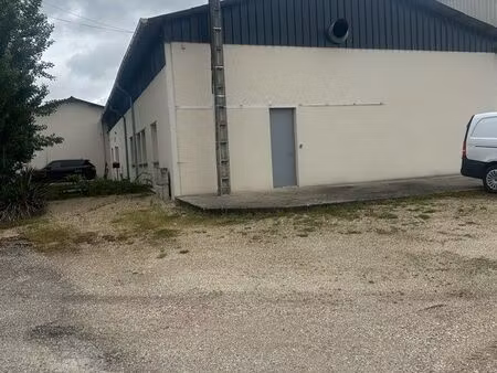 vente bâtiment avec bureau et grand parking