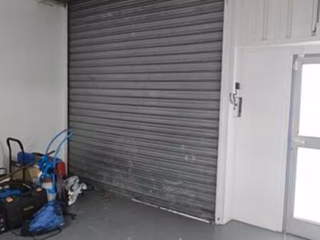 local d'activité / bureaux 140 m² – rdc – porte sectionnelle – 2 parkings privés