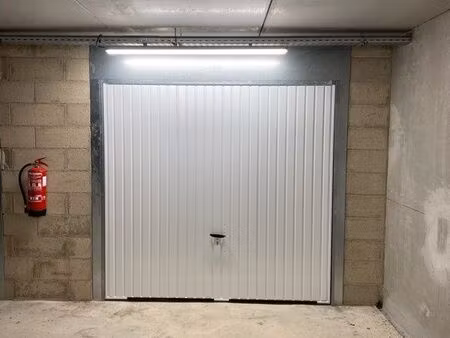 grand box parking 17m2 sécurisé centre ville