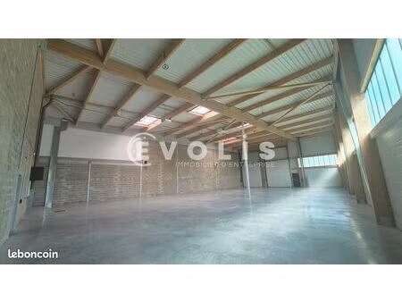 local d'activité 1 381 m²