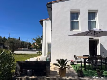 à 10 minutes de perpignan  proche de la mer  dans une petite ville très prisée