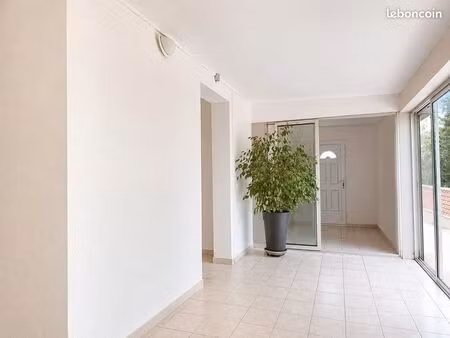 maison 4 faces >200 m² + logement indépendant >50 m² — jardin 500+ m² — 4 min centre