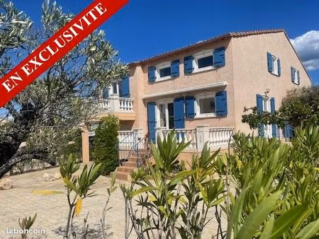 belle villa dans un domaine de vacances avec vaste piscine