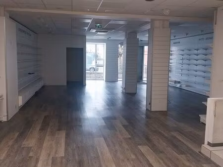 commerce a louer - idéal pour sandwicherie / boulangerie / snacking / salon de thé ..etc..